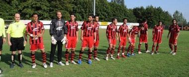 I rossoneri schierati a centrocampo nella prima amichevole stagionale a Marlia 