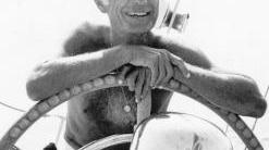 <b>VESTIVAMO ALLA MARINARA.</b> Gianni Agnelli in barca