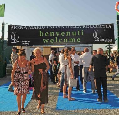 La Filarmonica della Scala sul palco del Bolgheri Melody e, sotto a destra il marchese Nicol&ograve; Incisa padrone di casa In basso un altro momento della inaugurazione 