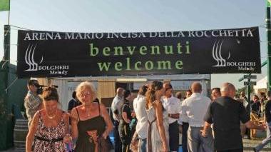 La Filarmonica della Scala sul palco del Bolgheri Melody e, sotto a destra il marchese Nicolò Incisa padrone di casa In basso un altro momento della inaugurazione