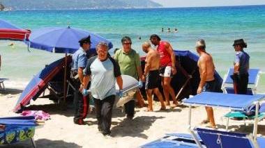 La salma di Porciani mentre viene trasferita dalla spiaggia