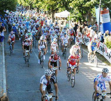 <b>LA GARA.</b> Sulla strada centinaia di ciclisti 