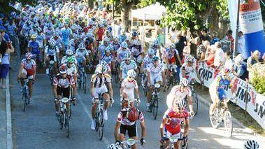 <b>LA GARA.</b> Sulla strada centinaia di ciclisti