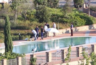 Il corpo di Adrian a bordo piscina 