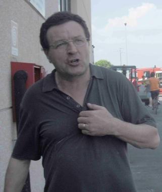Accanto Sauro Salvadori, uno dei responsabili della “Dinamica” di San Donato, e i danni causati dall’incendio ad uno dei camion