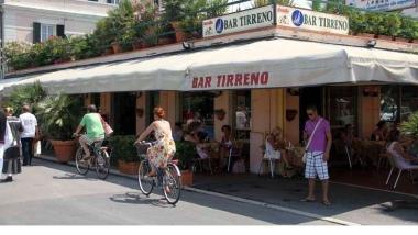 <b>IL LUOGO.</b> Il bar Tirreno Davanti al locale sabato sera un gruppo di ragazzi massesi ha fatto a botte e danneggiato il locale davanti al pontile  