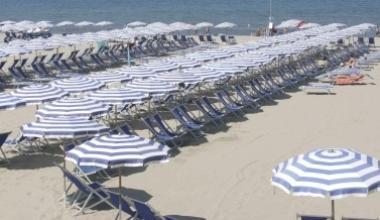 Al mare gratis sul litorale pisano, domani la protesta contro l'Ue