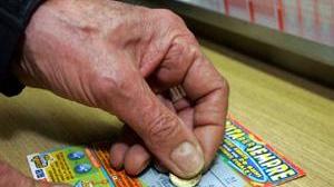 Ruba un gratta e vinci da 100mila euro