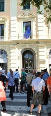 Il presidio alla questura 