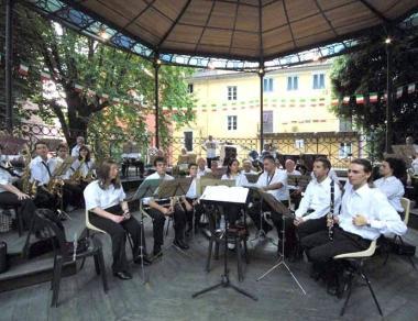 Unorchestra durante un concerto sul palco della musica     