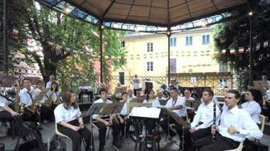Un’orchestra durante un concerto sul palco della musica
