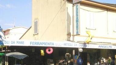 Un bandito riconosciuto alla ferramenta