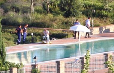 Il corpo senza vita di Adrian sul bordo della piscina 