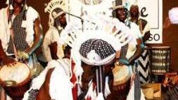 Uno spettacolo di Mama Africa e il presidente Enrico Rossi