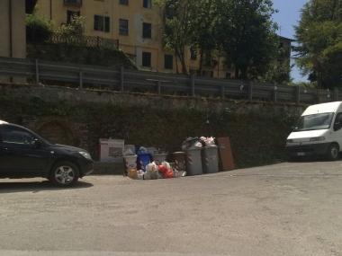 I rifiuti in piazza San Nicol&ograve; 