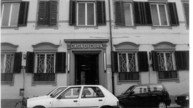 L’ingresso della Casa di cura dell’Addolorata: la difesa ha già preannunciato il ricorso in appello per i cinque imputati