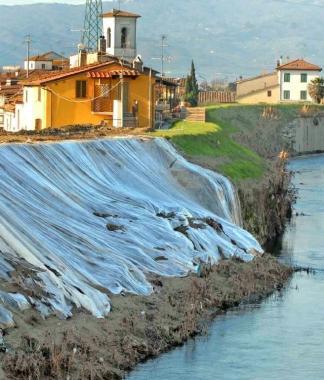 Un tratto crollato dell’argine del torrente Ombrone
