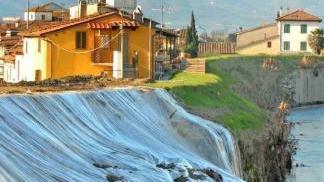 Un tratto crollato dell’argine del torrente Ombrone