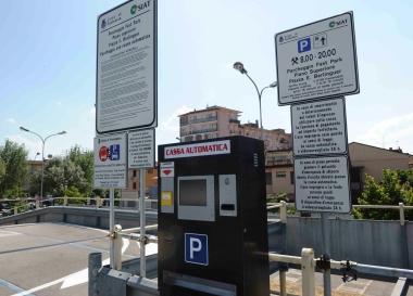 I nuovi cartelli del fast park e, a destra, quelli del piano inferiore 
