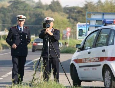 Raffica di multe e due patenti ritirate