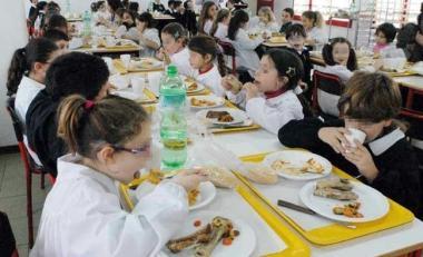 Bambini alla mensa scolastica 