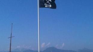 <b>STOP.</b> La bandiera nera esposta sulla spiaggia