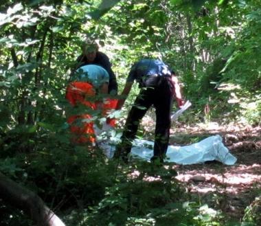 Sopra e a destra lintervento dei soccorritori di Luciano Poggi 