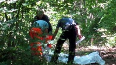 Sopra e a destra l’intervento dei soccorritori di Luciano Poggi
