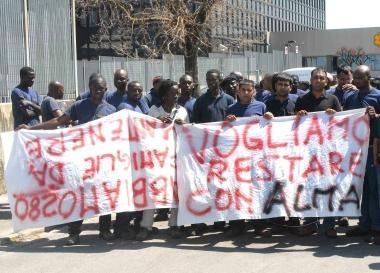 Due momenti della manifestazione dei lavoratori del magazzino Conad di Montopoli 