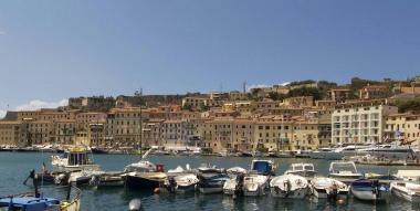 Lapprodo turistico della darsena medicea di Portoferraio gestito dalla Cosimo De Medici 