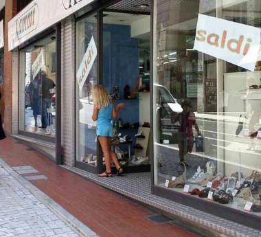 Nelle vetrine campeggia la scritta Saldi 