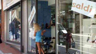 Nelle vetrine campeggia la scritta “Saldi”
