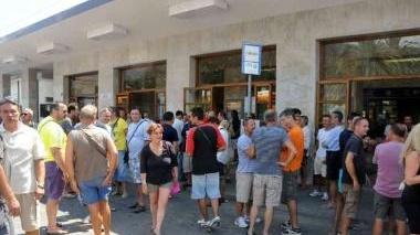 Gli operai della Eaton invadono la sala d’aspetto della stazione ferroviaria