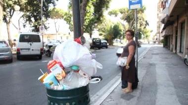 Piazze invase dalla spazzatura