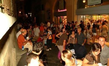 Folla nel centro storico per lo shopping serale 