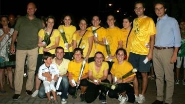 Da sinistra la contrada Di Sopra, un momento della finalissima del Palio remiero femminile e la consegna del cencio da parte del primo cittadino di Capraia e Limite Enrico Sostegni ai contradaioli azzurri di Castellina che hanno battuto in finale proprio i gialli del Di Sopra