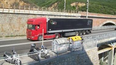 <strong>ORE 16.44</strong> Camion verso nord il divieto va a farsi benedire