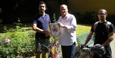 I due giovani ciclisti in Comune con lassessore Moschini   