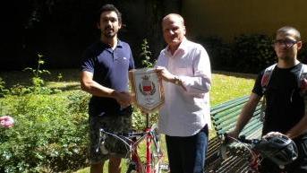 I due giovani ciclisti in Comune con l’assessore Moschini