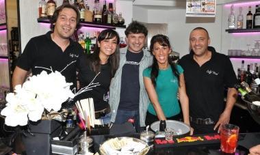 Al centro lattore Alessandro Paci con i titolari del Caff&egrave; Mir&ograve;            