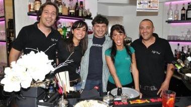 Al centro l’attore Alessandro Paci con i titolari del Caffè Mirò