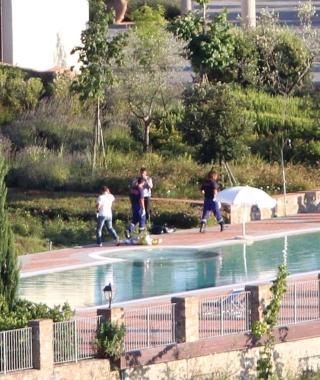 Il corpo di Adrian a bordo piscina 