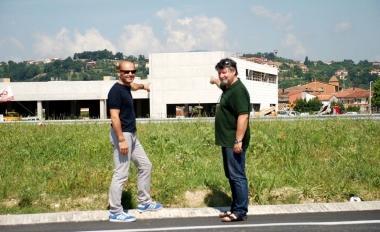 Sullo sfondo il complesso della Coop in fase di costruzione a Ponticelli   