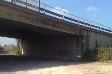 Il sottopasso della Fi-Pi-Li in via Oberdan a Ponte a Egola interessato dagli scarichi abusivi di rifiuti 