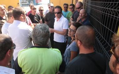 I dipendenti della Ltm parlano con un rappresentante sindacale 