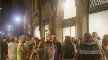 Gente in centro di notte quando i negozi sono aperti