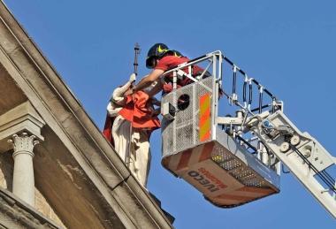 I vigili del fuoco vestono la statua di San Jacopo 
