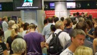 Turisti in partenza dall’aeroporto Galilei