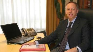 A sinistra il direttore Asm Gensini a destra cassonetti dei rifiuti in centro storico
