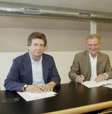 La firma del patto tra Ricciardi (Fidi Toscana) e Giacomelli (Confesercenti) 